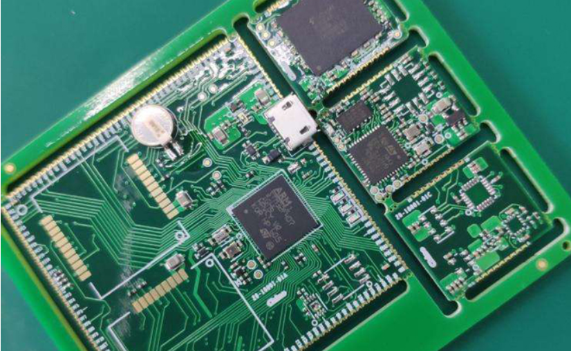 How does PCB design solve the problem of impedance discontinuity?